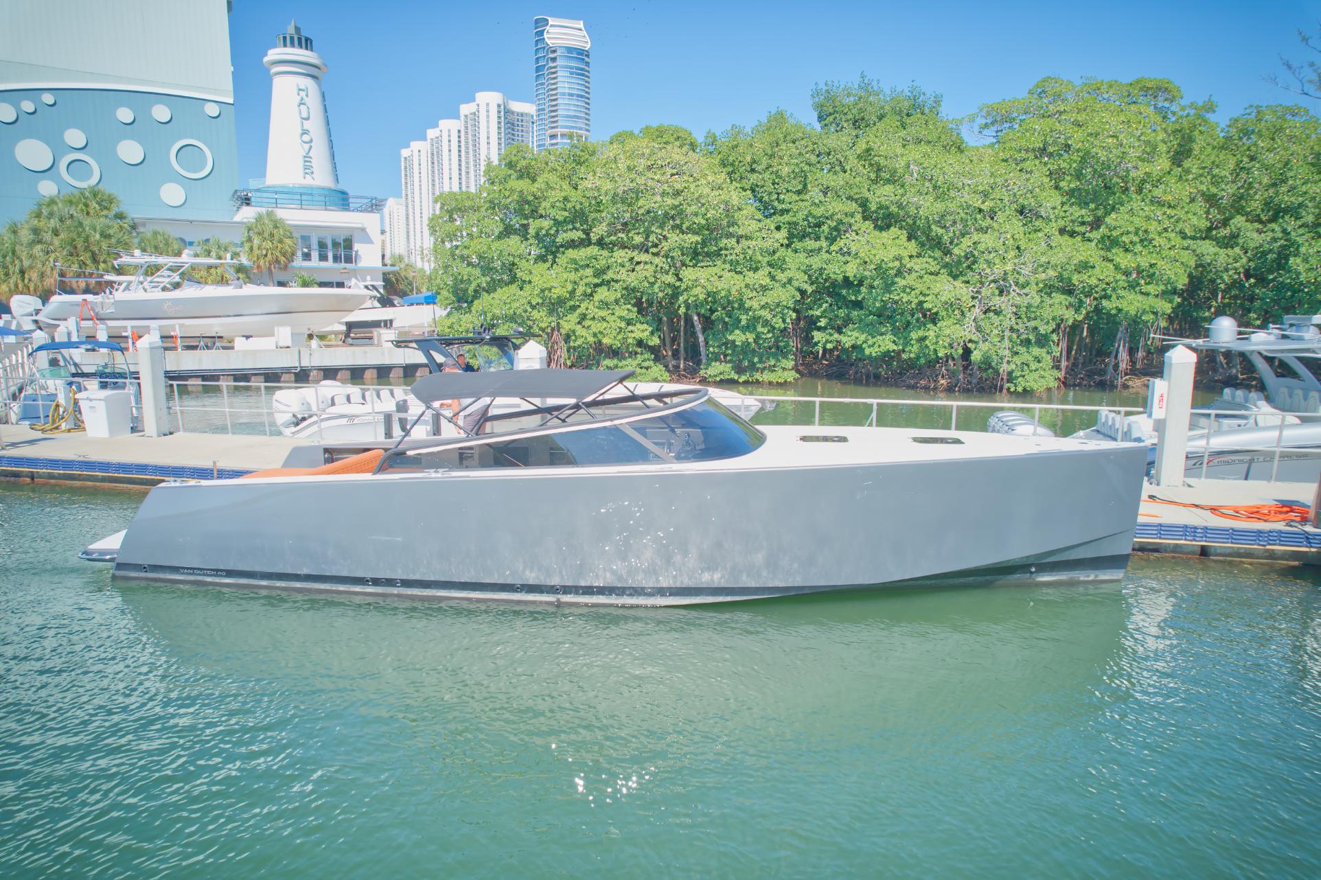 2015 VanDutch 40