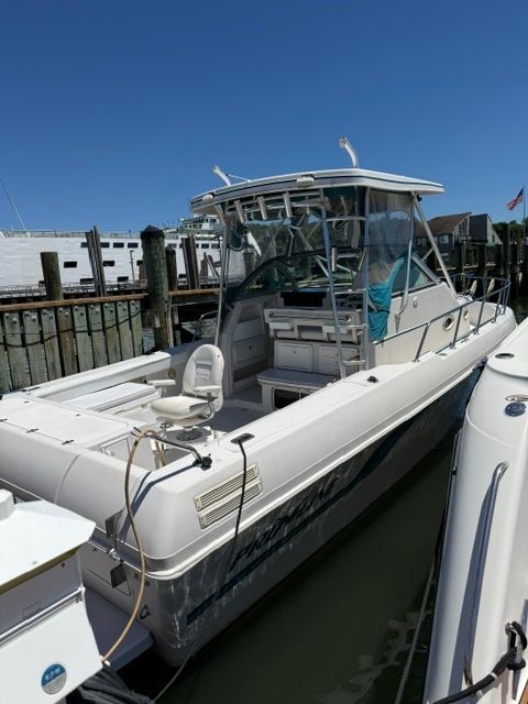 1995 Pro-Line 2950 Walkaround docked at a marina.