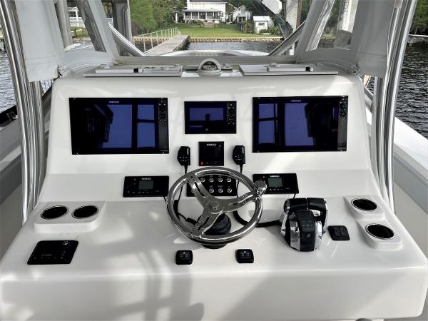 2020 Front Runner 39 Center Console helm with advanced navigation displays and controls.