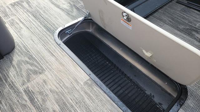 2025 Viaggio LAGO X 22U Tri-Toon (25" Tubes) - 16
