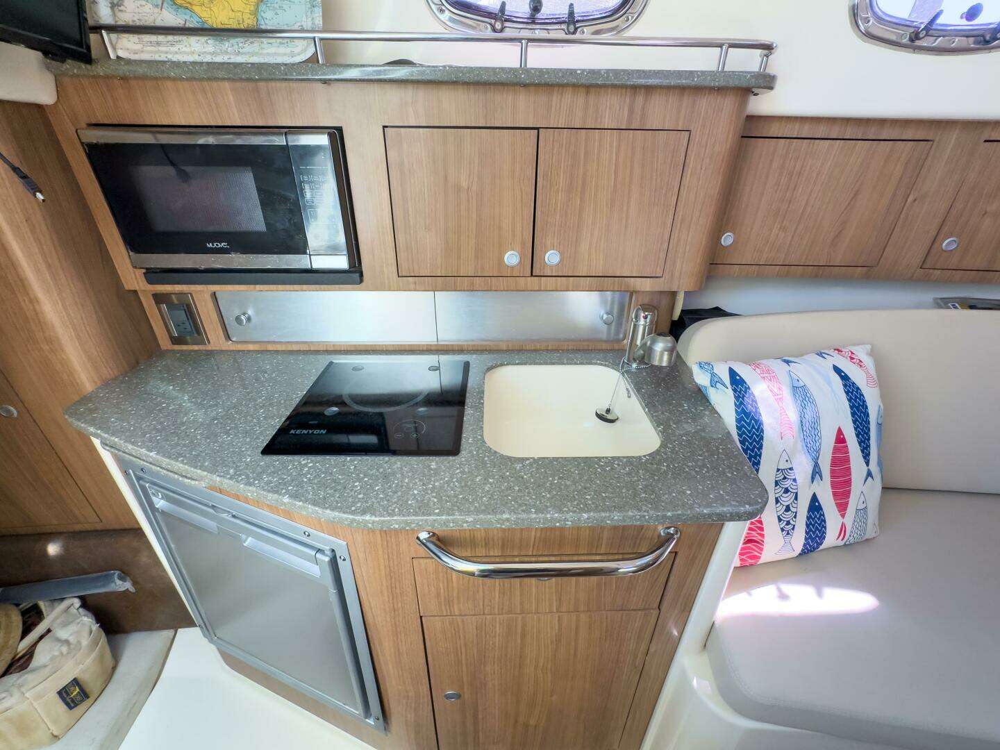 2018 Boston Whaler 315 Conquest - Image 29