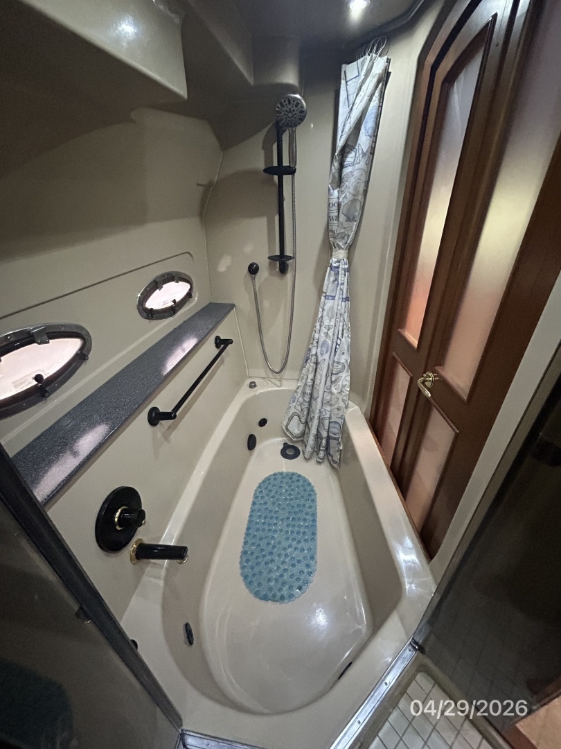 2000 Cruisers Yachts 4450 - Image 47