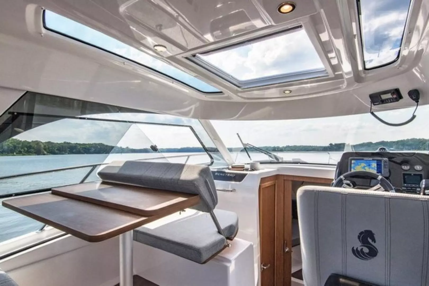2025 Beneteau Antares 9 - Image 10