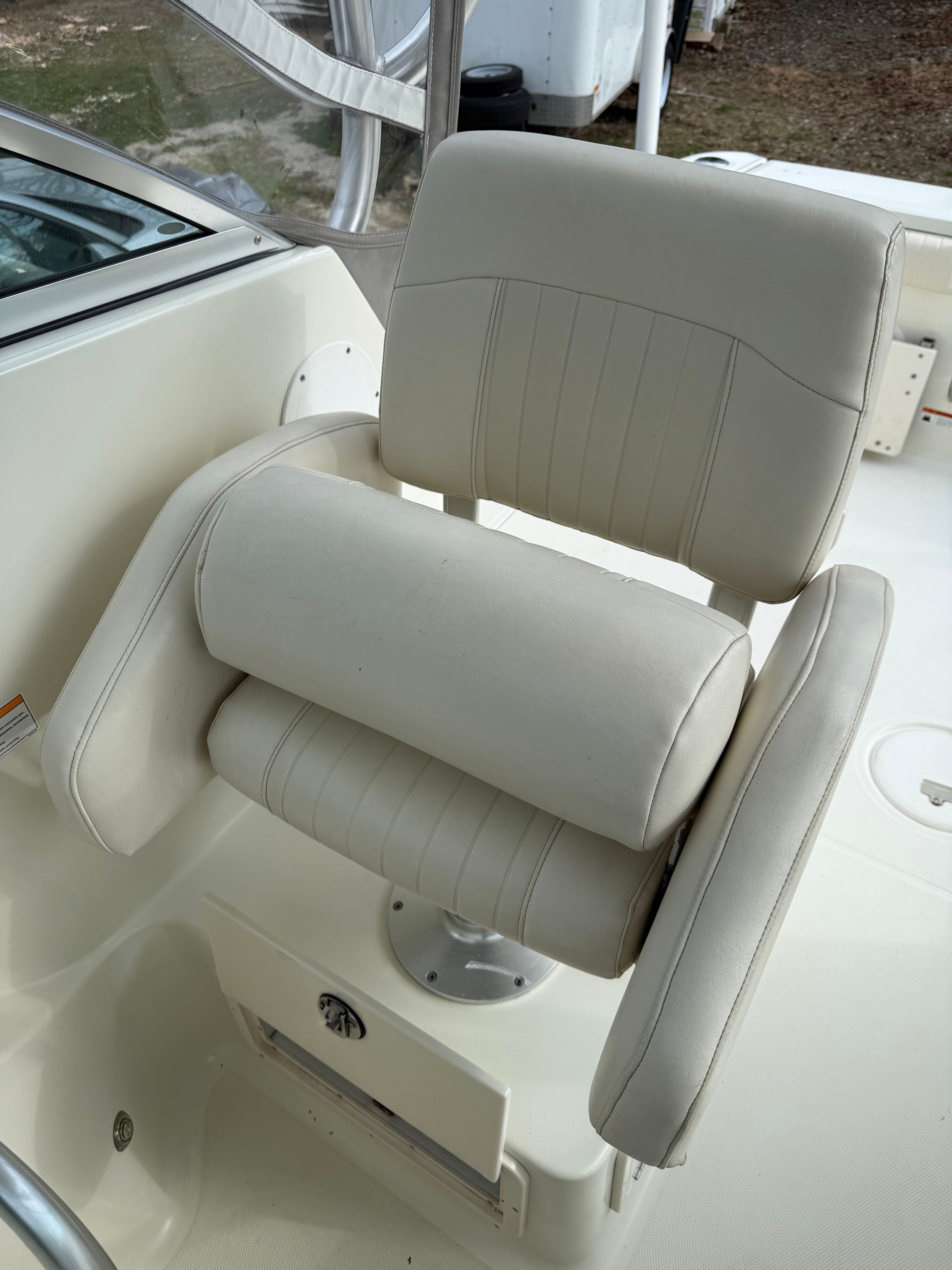 Hydra-Sports Vector 2200 VX 2008 boat seat, white upholstery design.