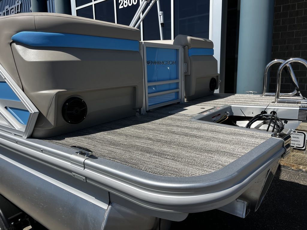 2025 Bennington 22 M Fastback - Quad Bench - 15