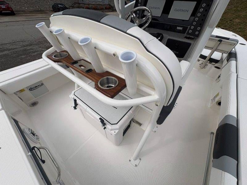 2026 Robalo 246 Cayman - 110