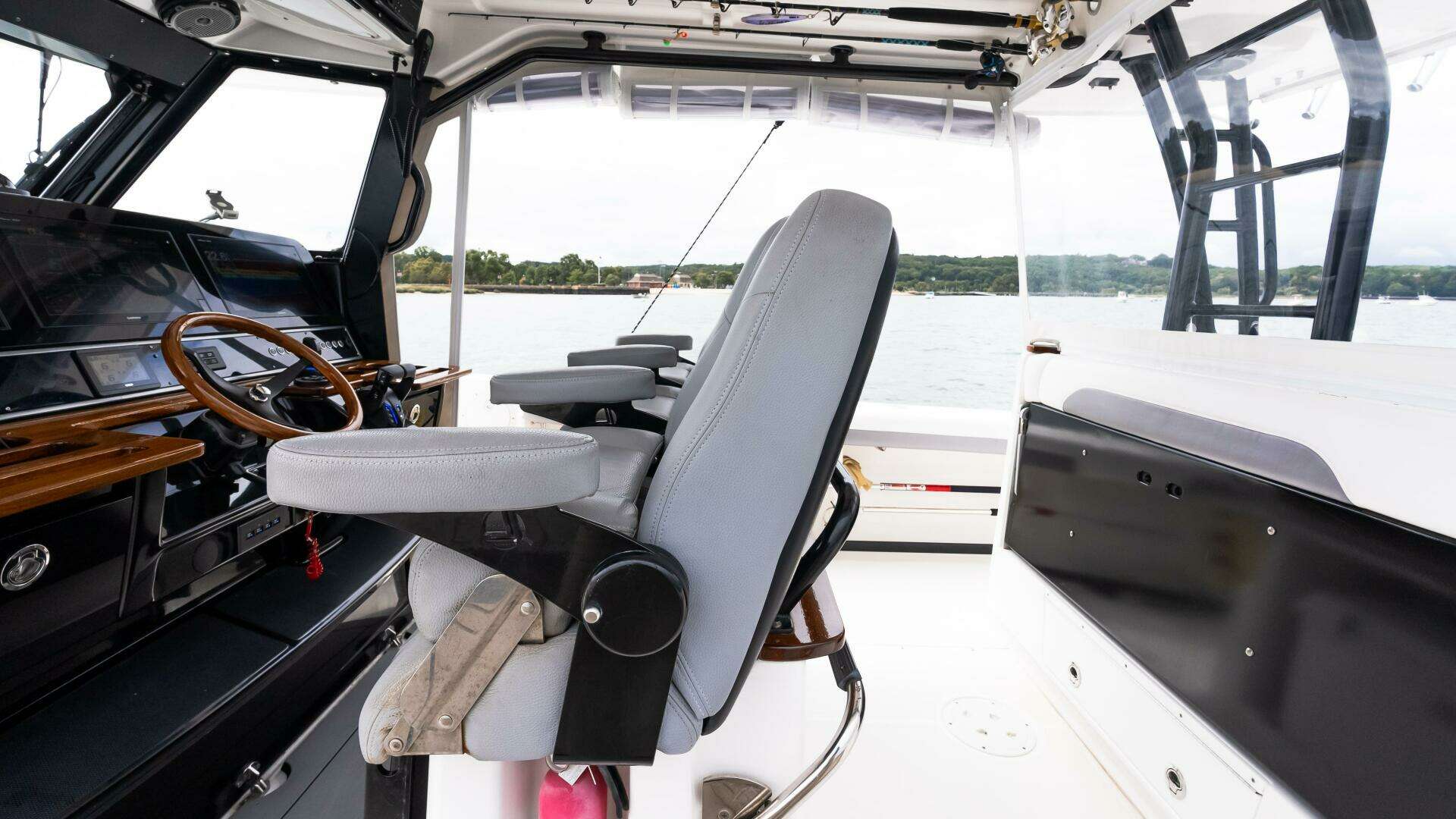 2017 Everglades 435 CC - Image 27