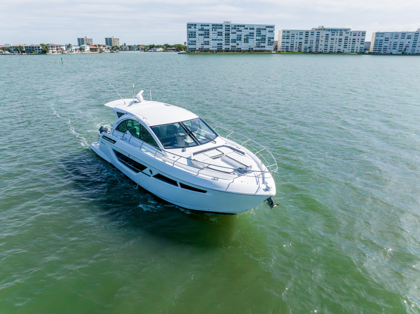 2018 Cruisers Yachts 50 CANTIUS - Image 3