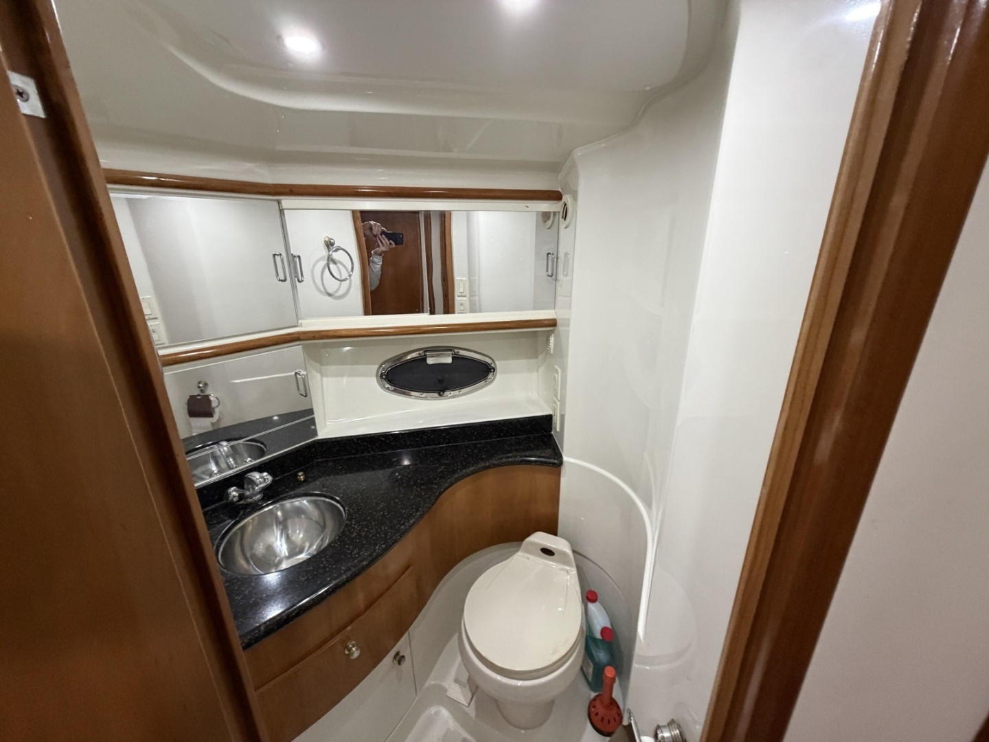 2001 Carver 444 Motor Yacht - Image 13