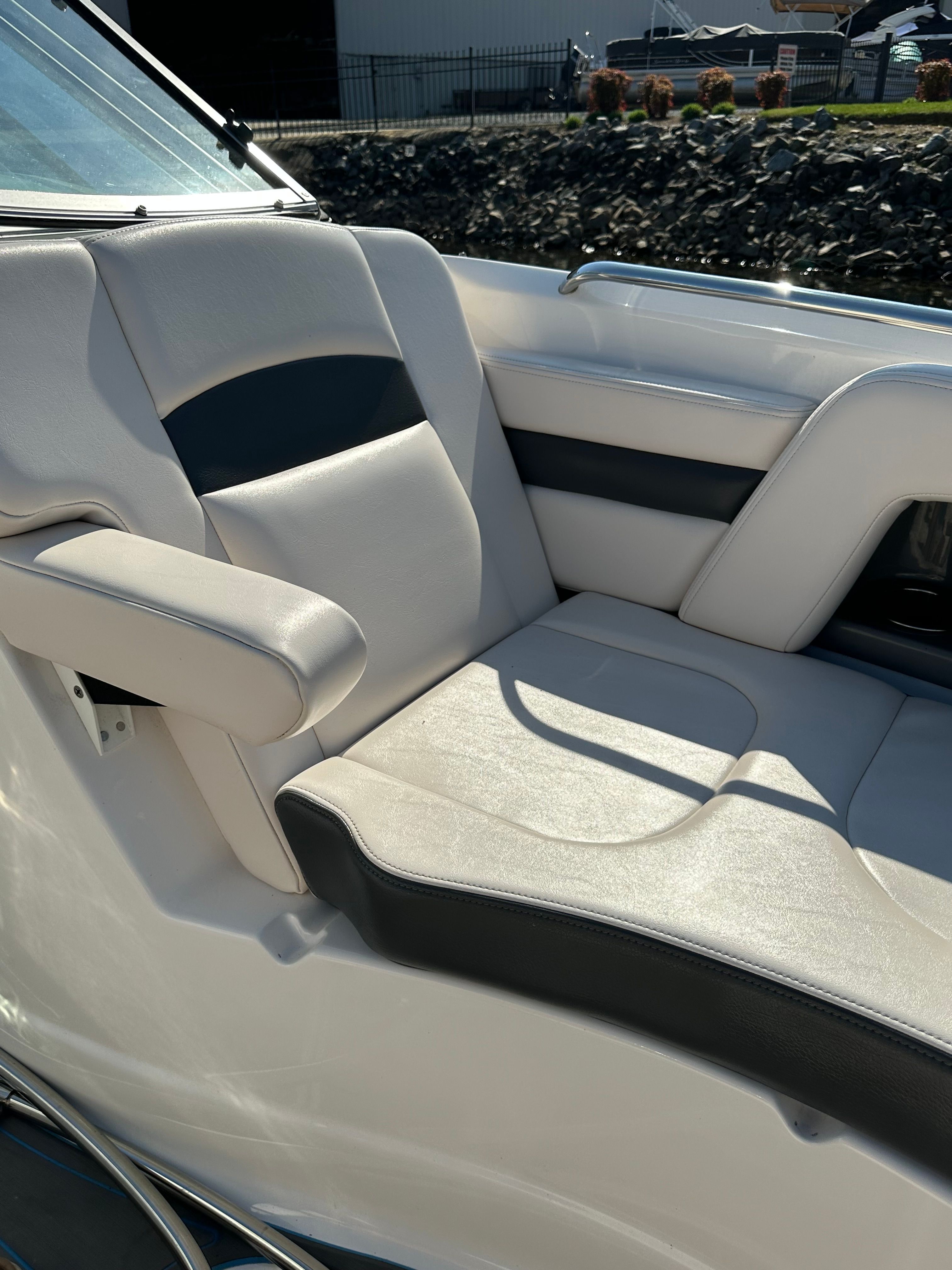 2017 Chaparral 264 Sunesta - 11