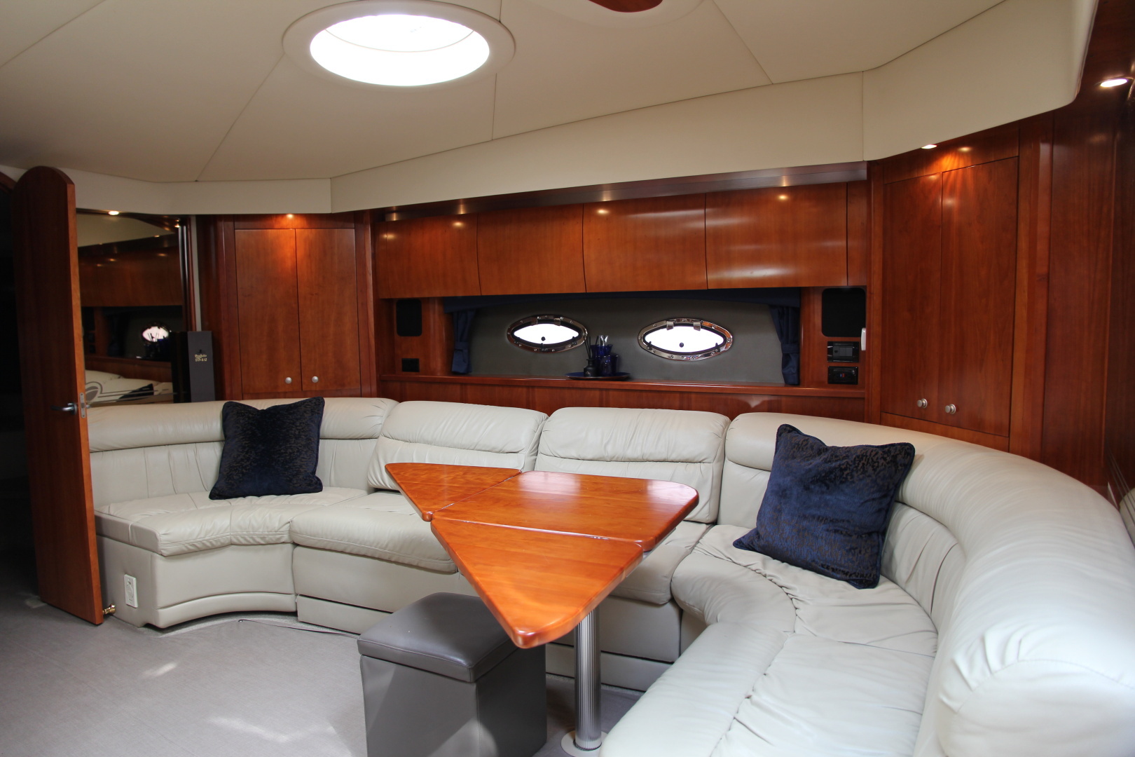 2007 Cruisers Yachts 520 EXPRESS - Image 7