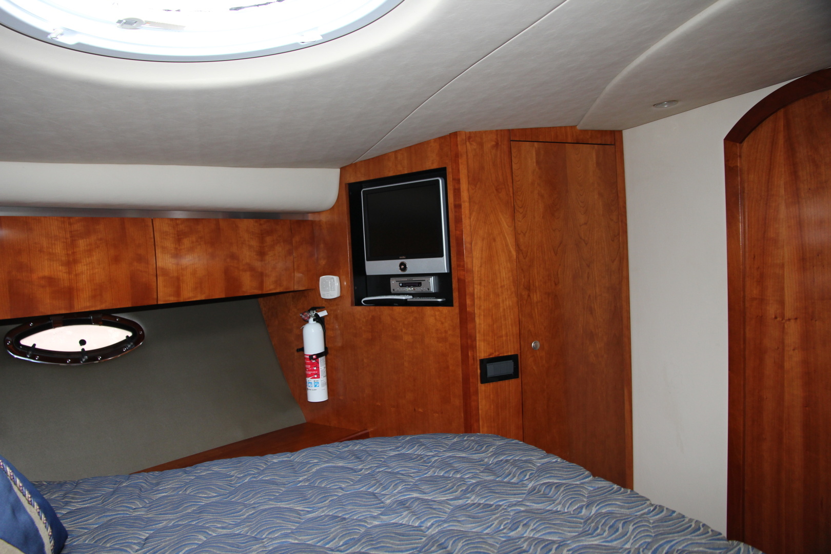 2007 Cruisers Yachts 520 EXPRESS - Image 15