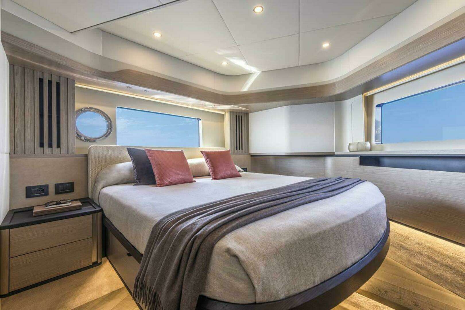 2027 Absolute 53 Navetta - Image 13