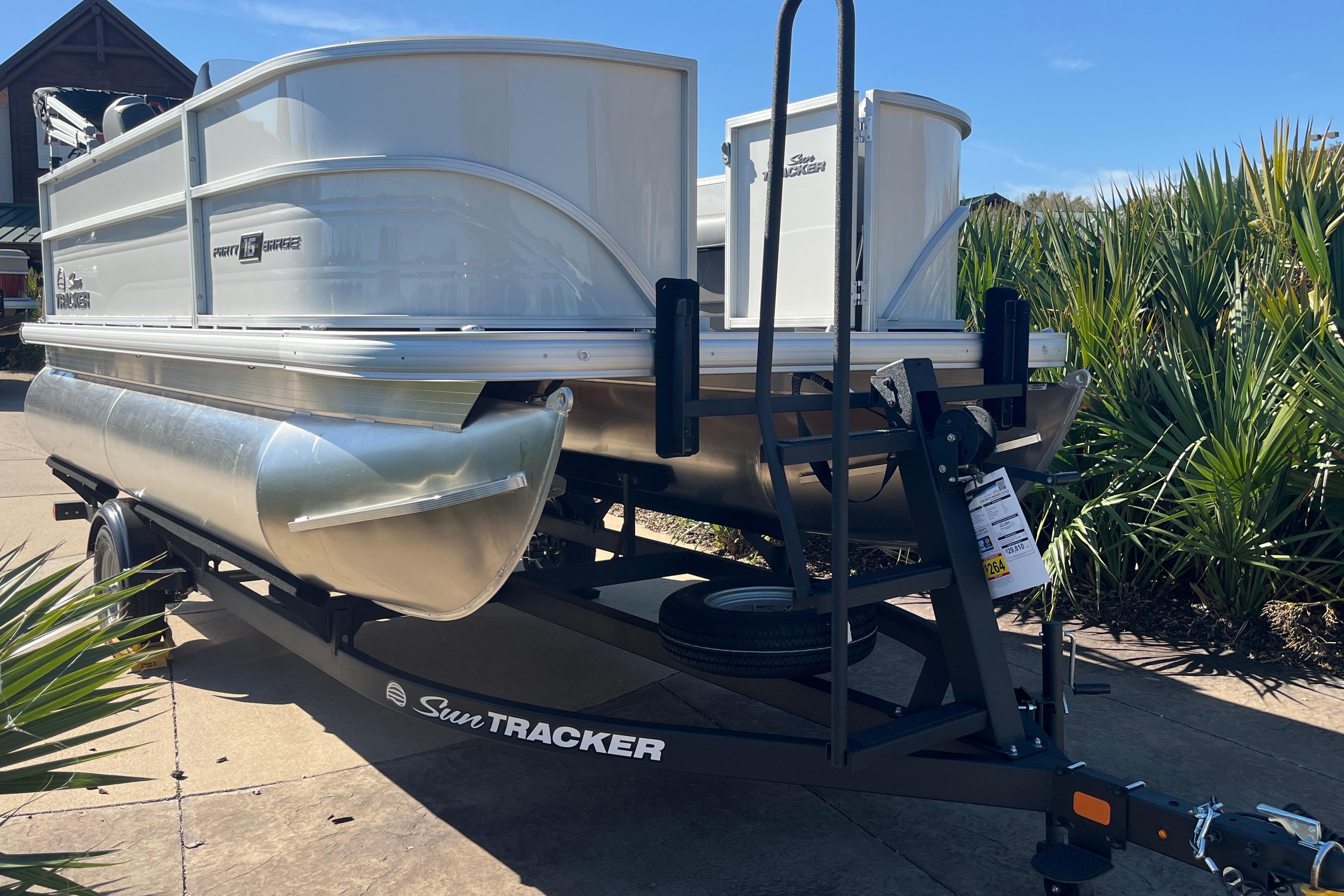 2026 Sun Tracker Party Barge 16 DLX