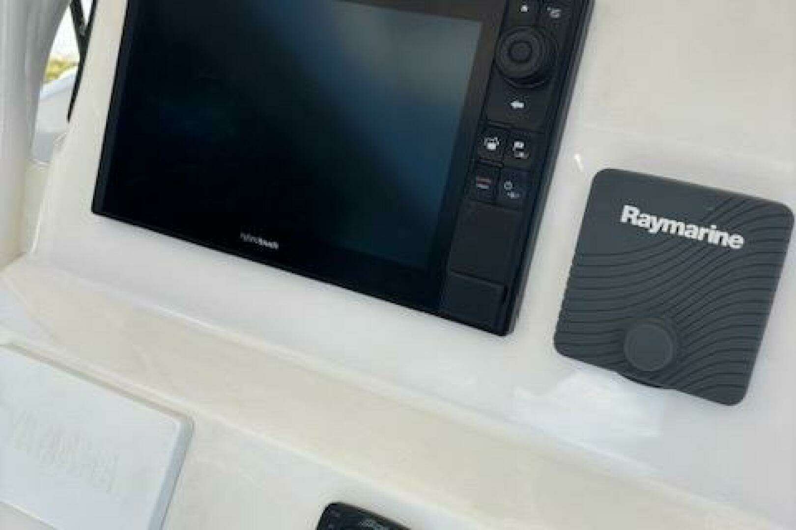 2018 Century 2600 Center Console - Image 9