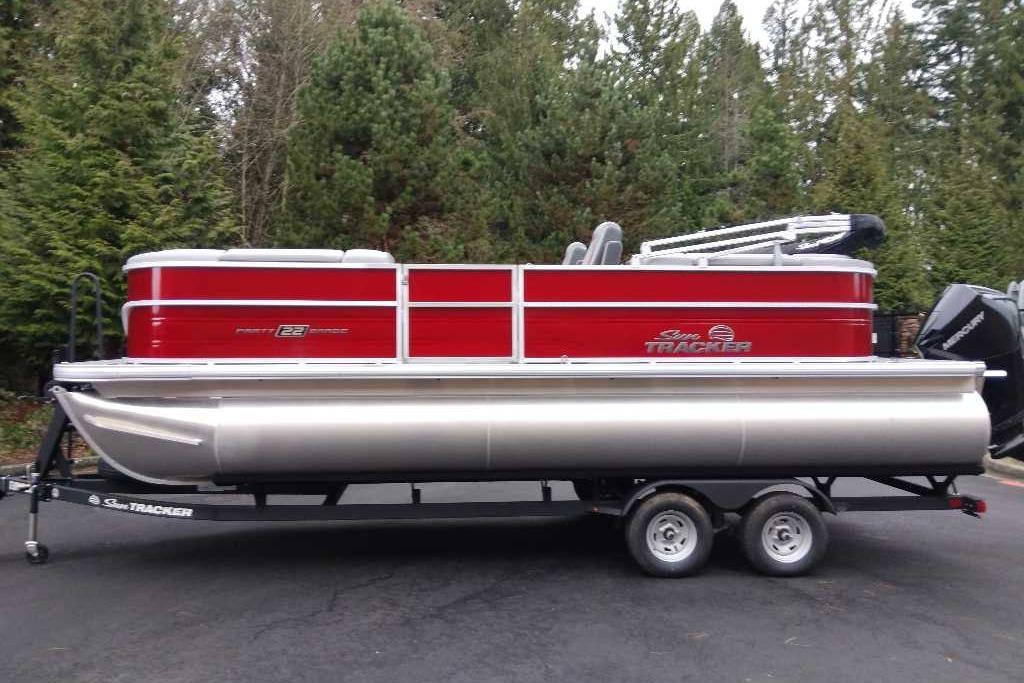 2026 Sun Tracker Party Barge 22 XP3