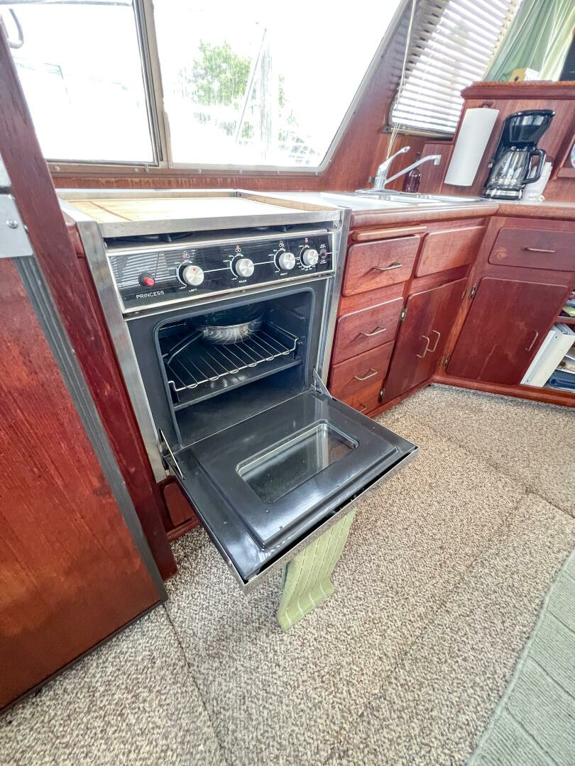 1987 Tollycraft 34 Sedan Sport - Image 48