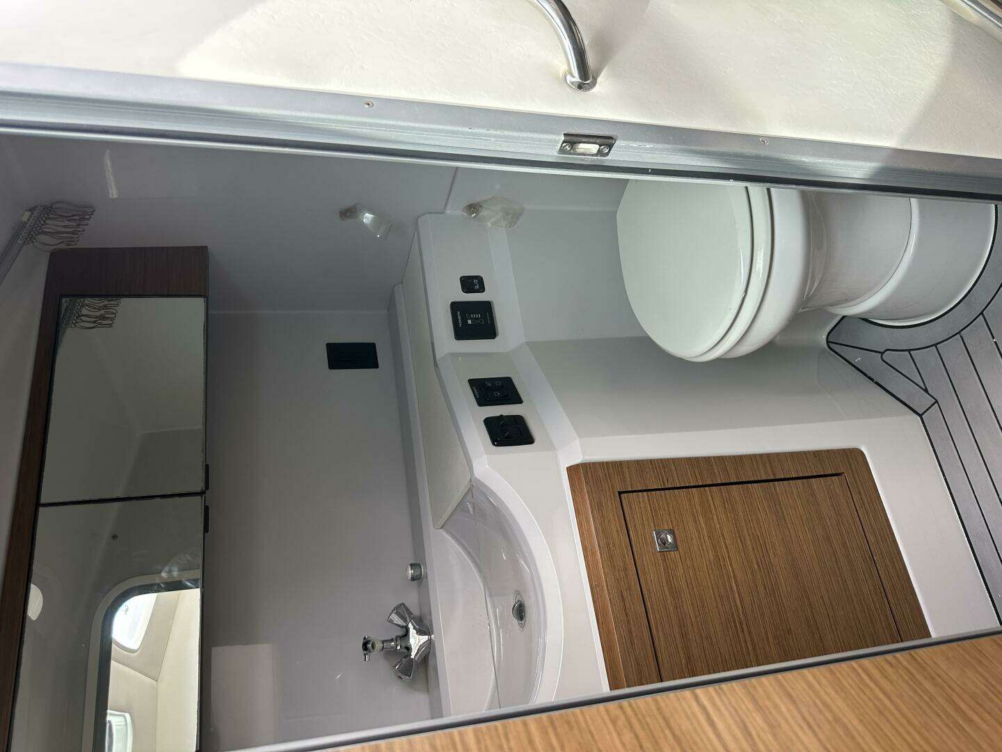 2019 Cruisers Yachts 338 Outboard - Image 33