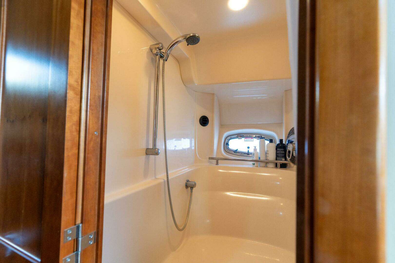 2005 Sea Ray 48 Sundancer - Image 38