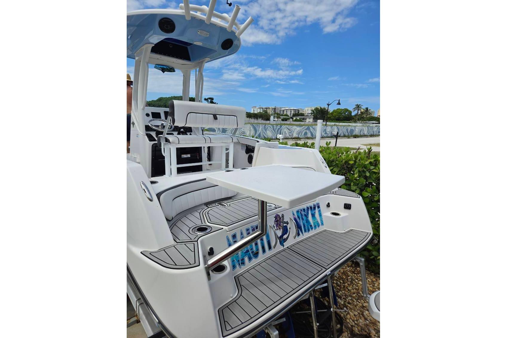 2024 Yamaha Boats 222 FSH Sport E, featuring sleek deck design and modern amenities.