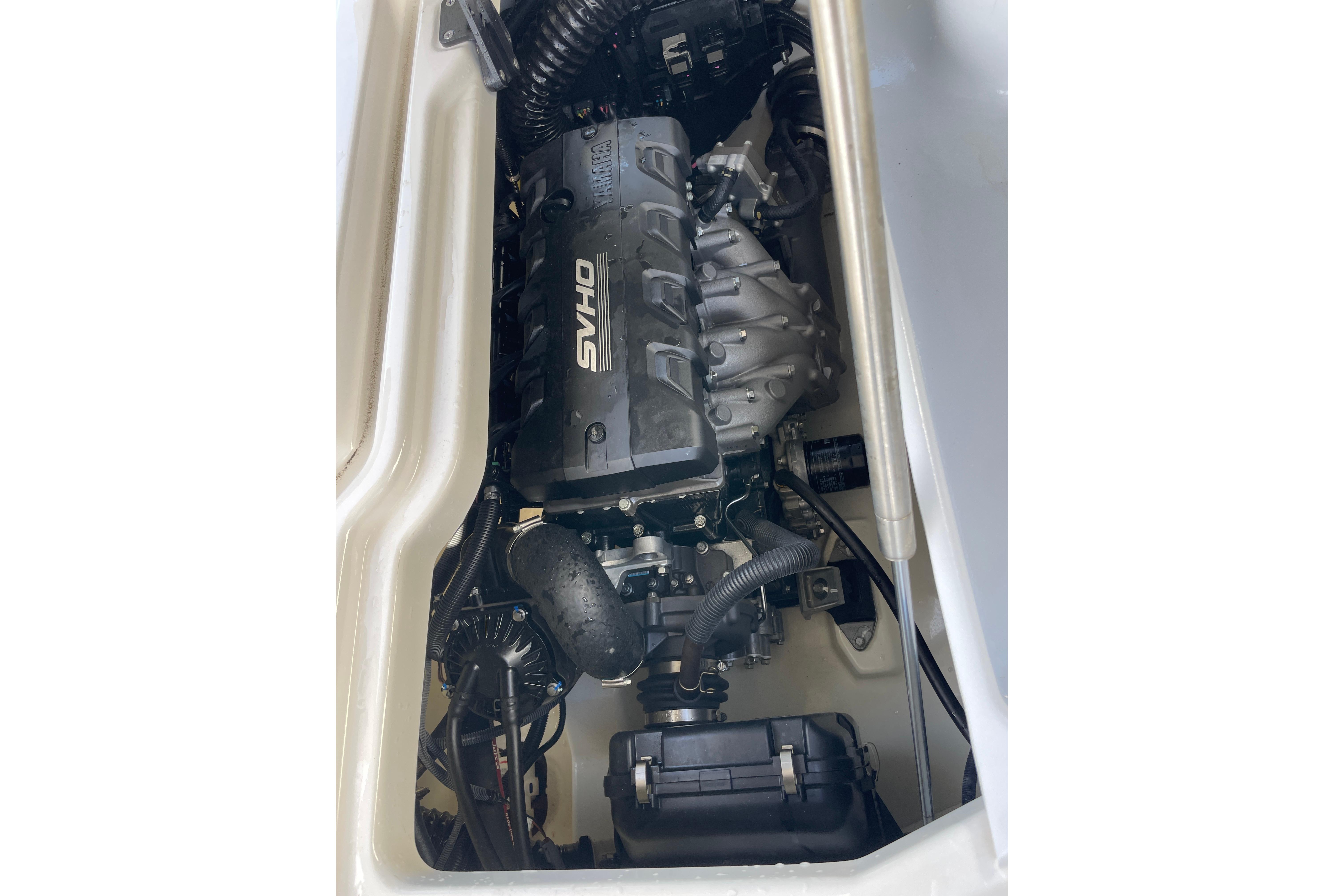 2021 Yamaha Boats 275SE engine compartment showcasing the powerful SVHO engine.