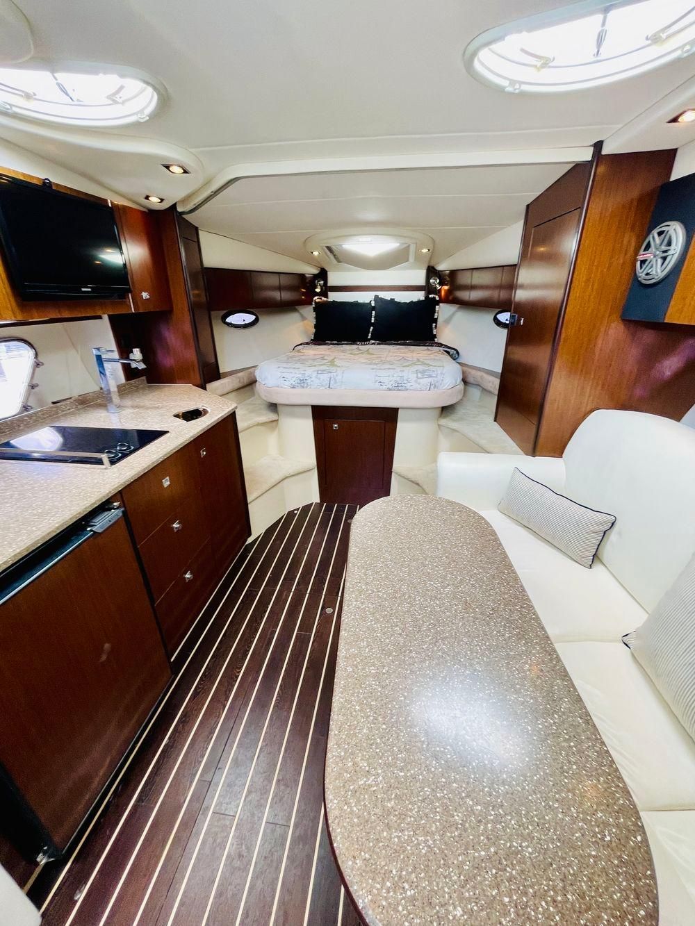 2012 Cruisers Yachts 350 Express - 21