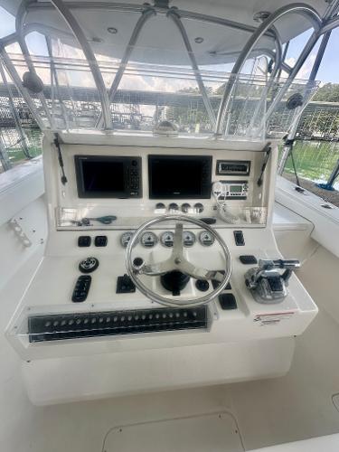 2008 SeaVee 390B boat helm with modern controls and navigation displays.