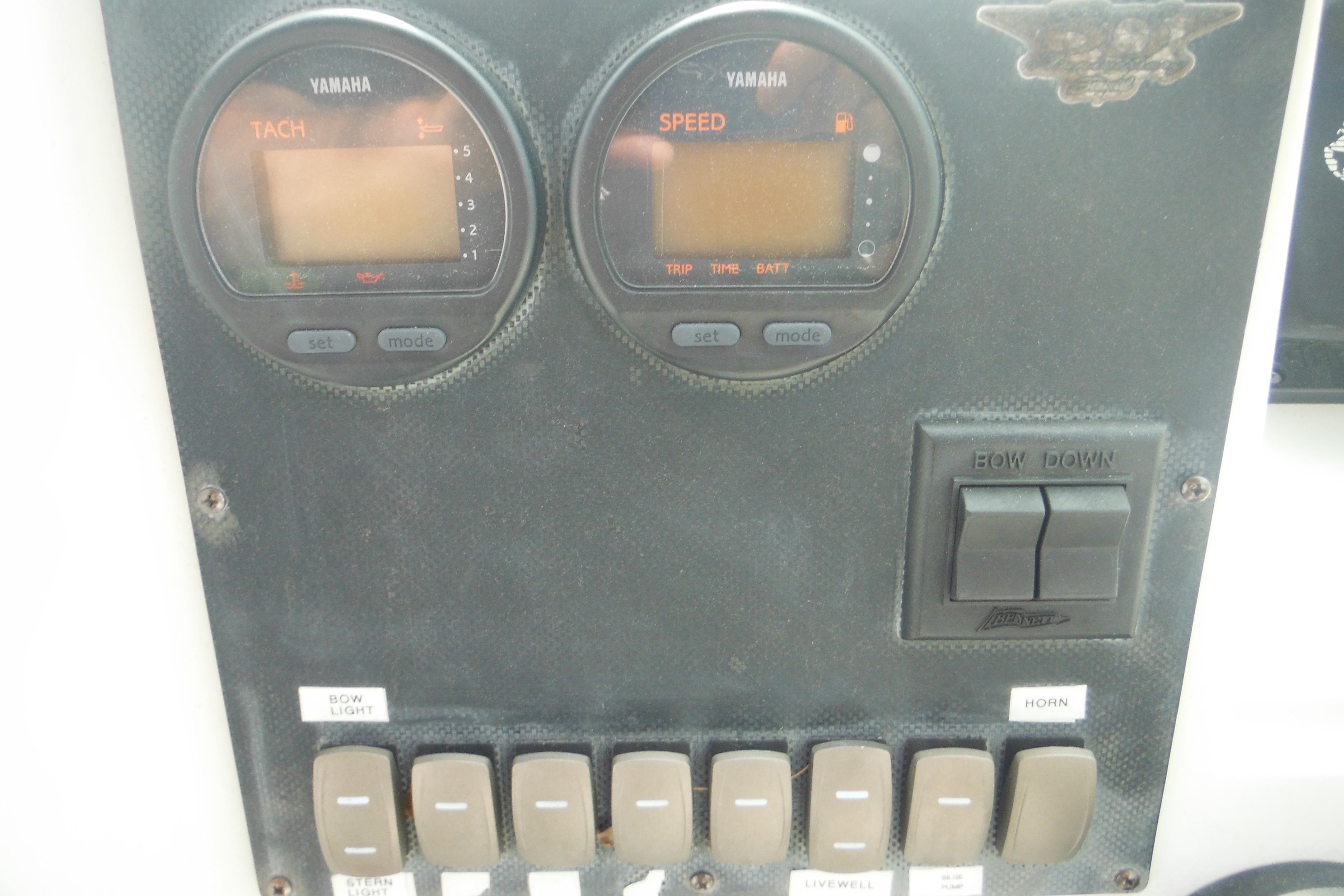 Control panel of a 2005 Seaswirl Striper 2101 Walkaround O/B with Yamaha gauges.