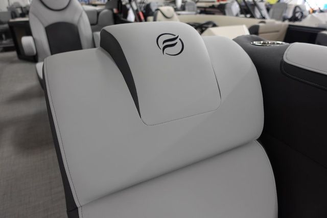 2025 Flagship Pontoons D25CU XT Tritoon - 10