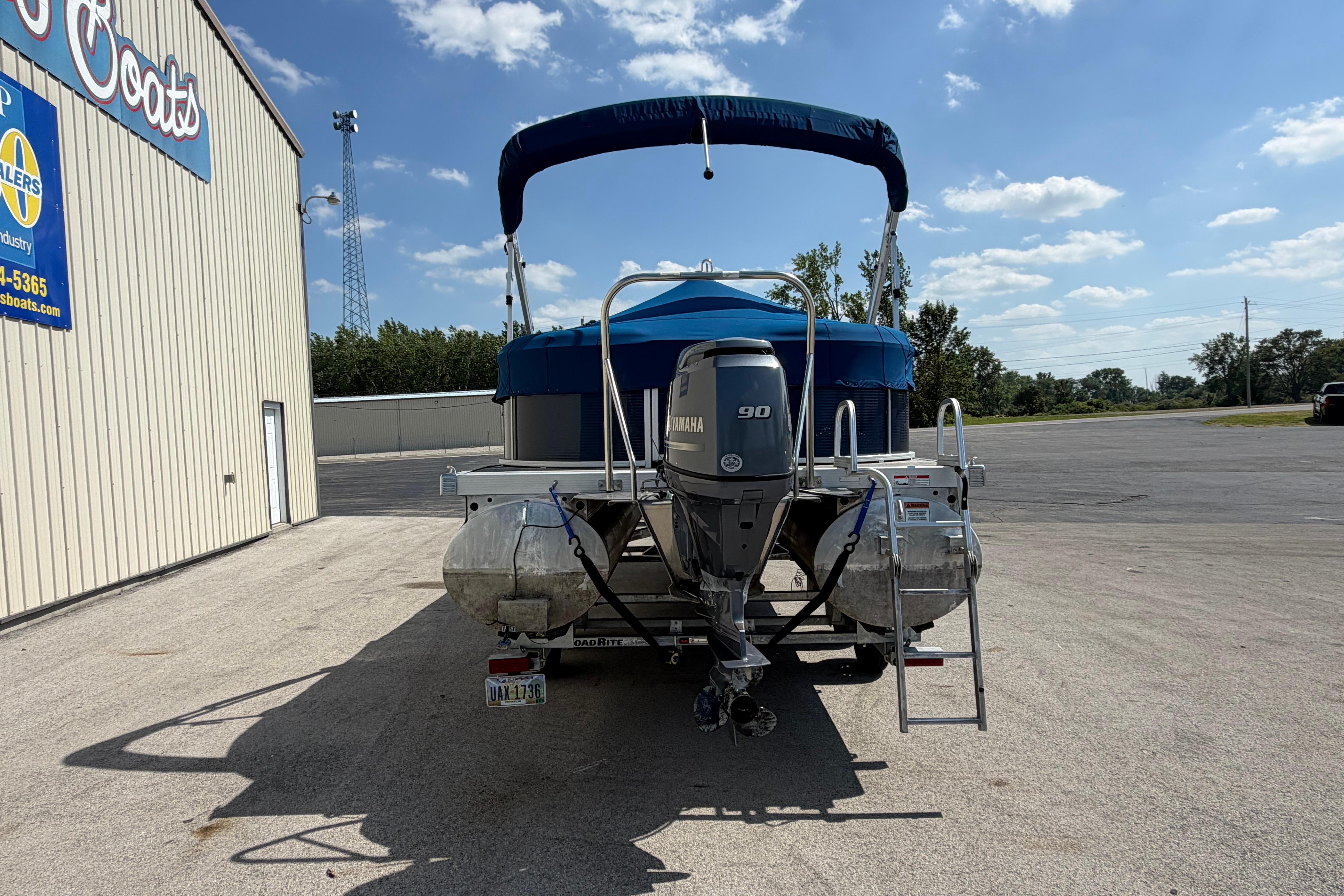 2017 Bennington 25 SSXAPG pontoon boat with Yamaha 90 engine, parked outdoors.