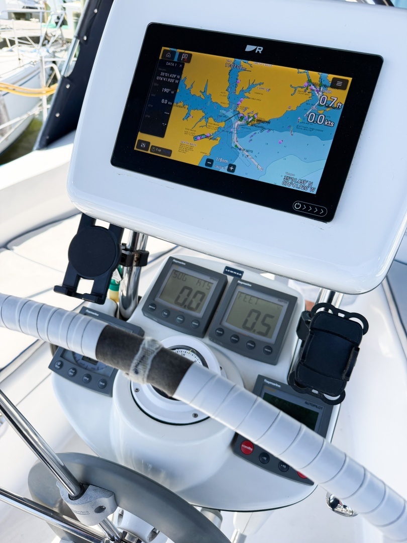 2005 Hunter 36 - Image 25