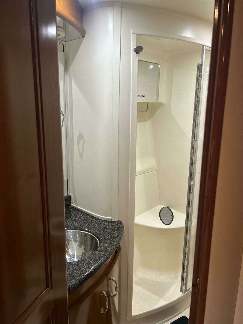 2003 Carver 466 Motor Yacht - Image 62