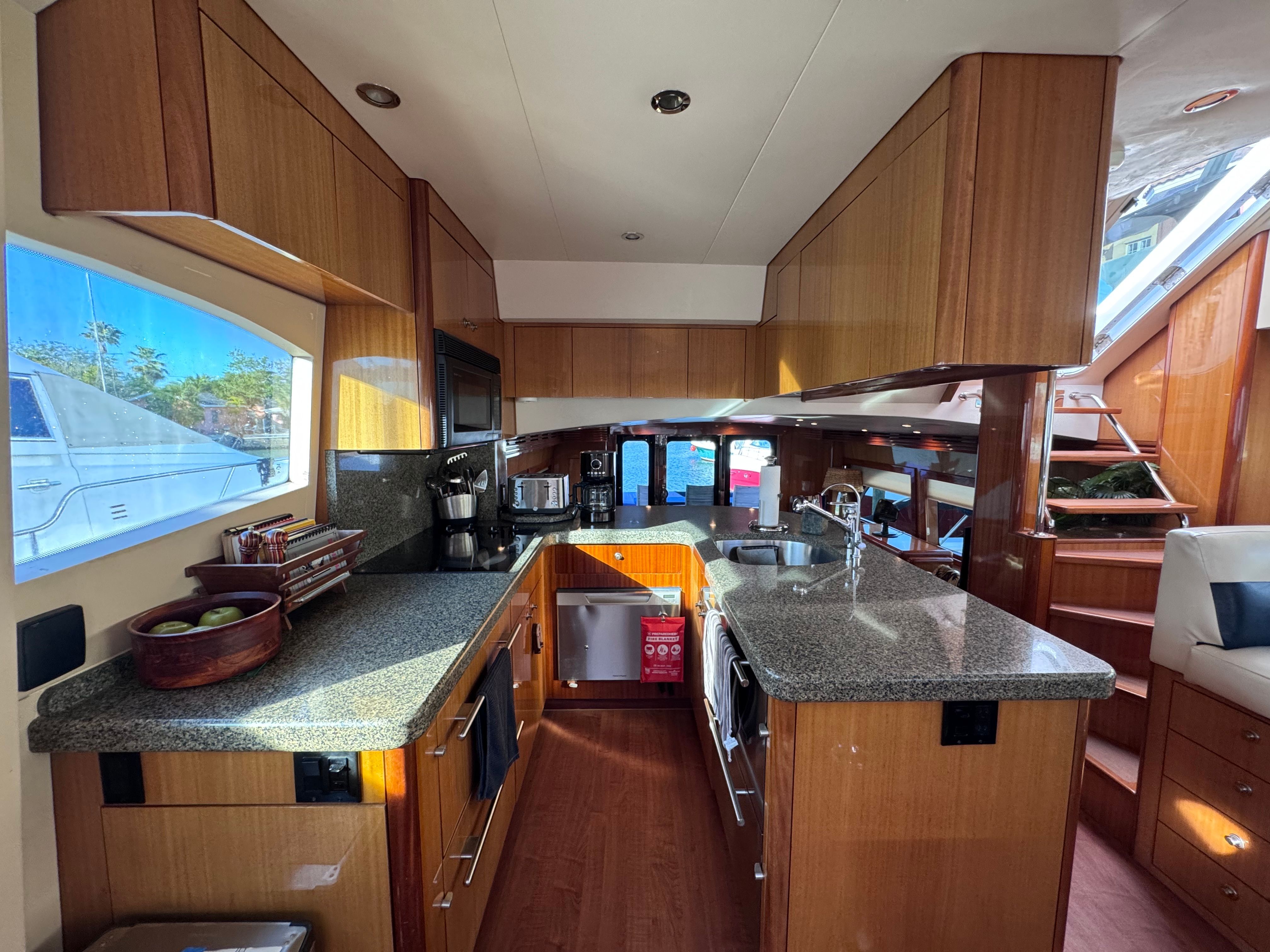 2006 Hatteras 64 Motor Yacht - 45