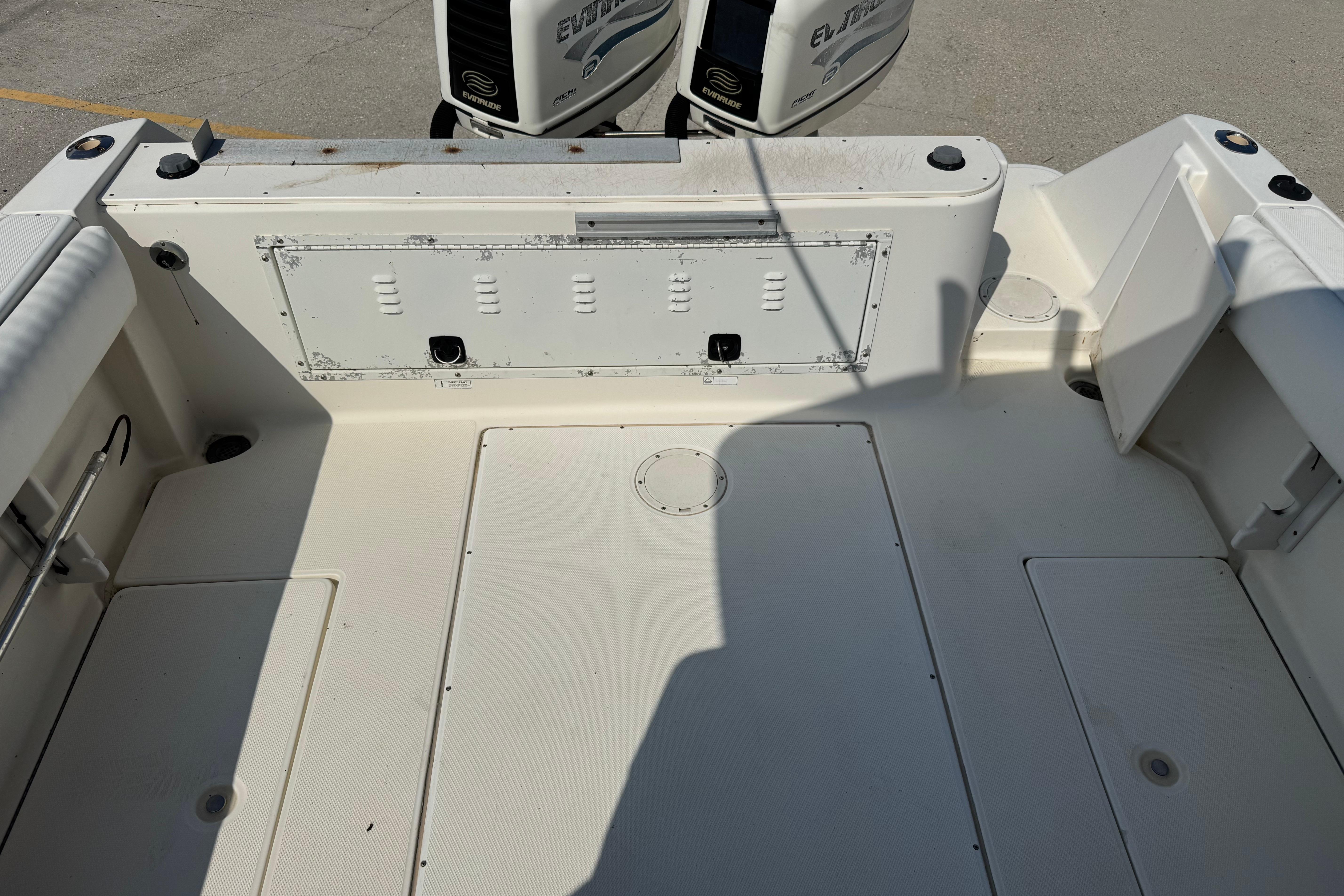 1997 Hydra-Sports VECTOR 2650 WA boat deck with Evinrude engines in a marina setting.