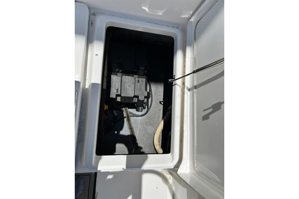 2019 Yamaha Boats 190 FSH Sport battery compartment, open hatch view.