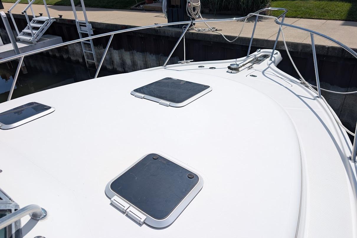 Bow of a 2000 Pursuit 3400 Express boat docked at a marina.