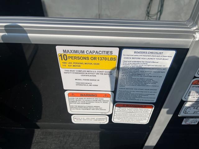 2026 Sun Tracker Fishin' Barge 20 DLX capacity label, maximum 10 persons or 1370 lbs.