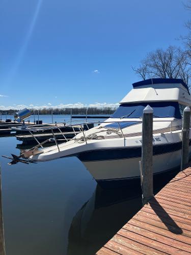 1985 Cruisers Yachts 338 Chateau Vee docked at a marina on a sunny day.