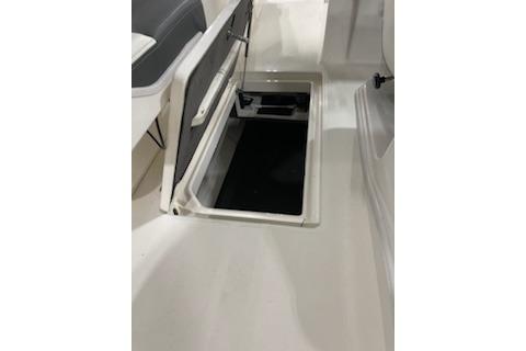 2022 Robalo R247 Dual Console boat storage compartment, open and spacious design.