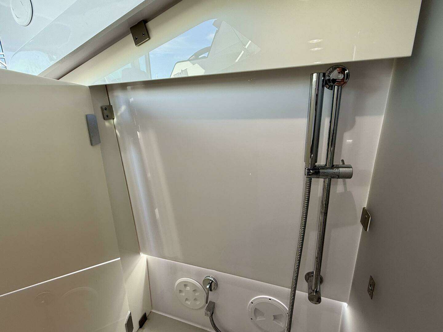 2023 Axopar 37 Cross Cabin - Image 32