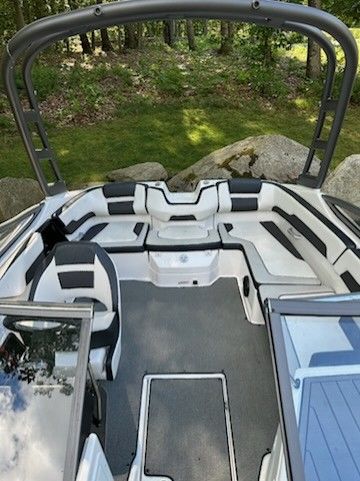 The image shows the cockpit of a 2019 Yamaha AR195 boat with gray and white seating.