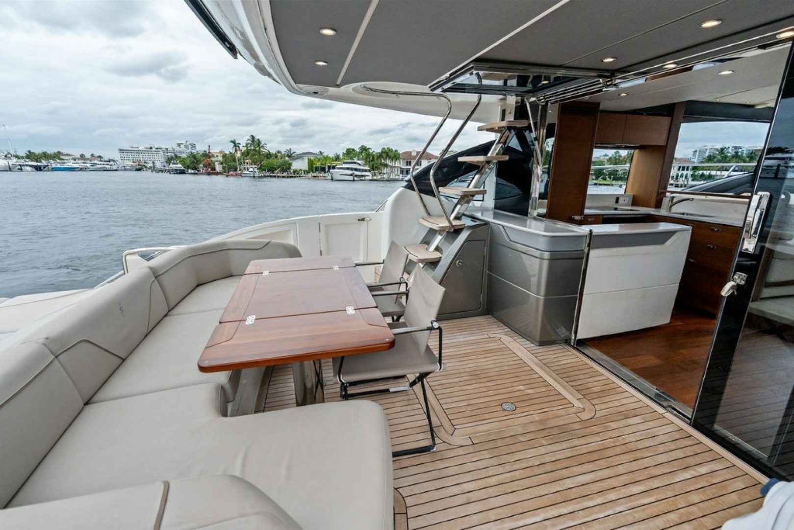 2020 Princess S62 Sportbridge - Image 14
