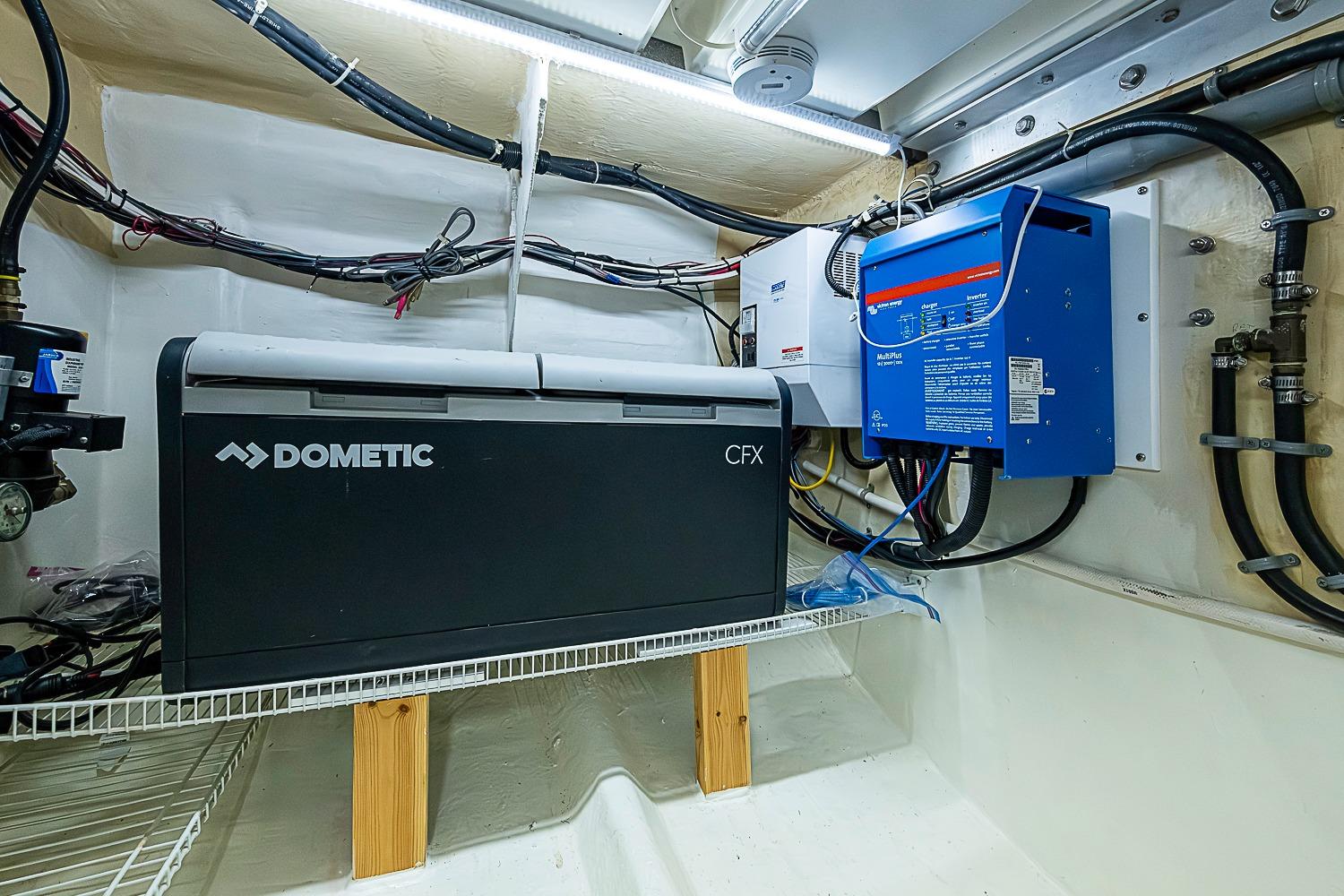 Electrical setup in a 2003 Magna Marine Nova Scotia 47 boat, featuring Dometic CFX unit.