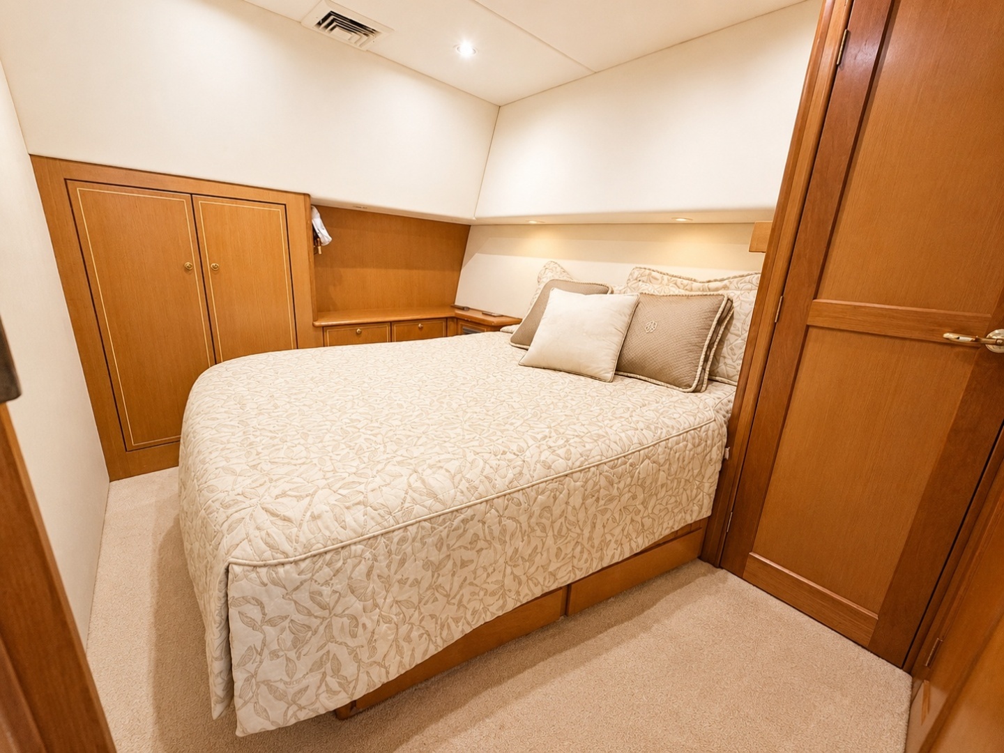 2004 Ocean Yachts 50 Convertible - Image 23