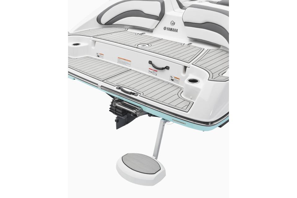 Manufacturer Provided Image: 2026 Yamaha Boats SX195 swim platform with sleek design and integrated features.