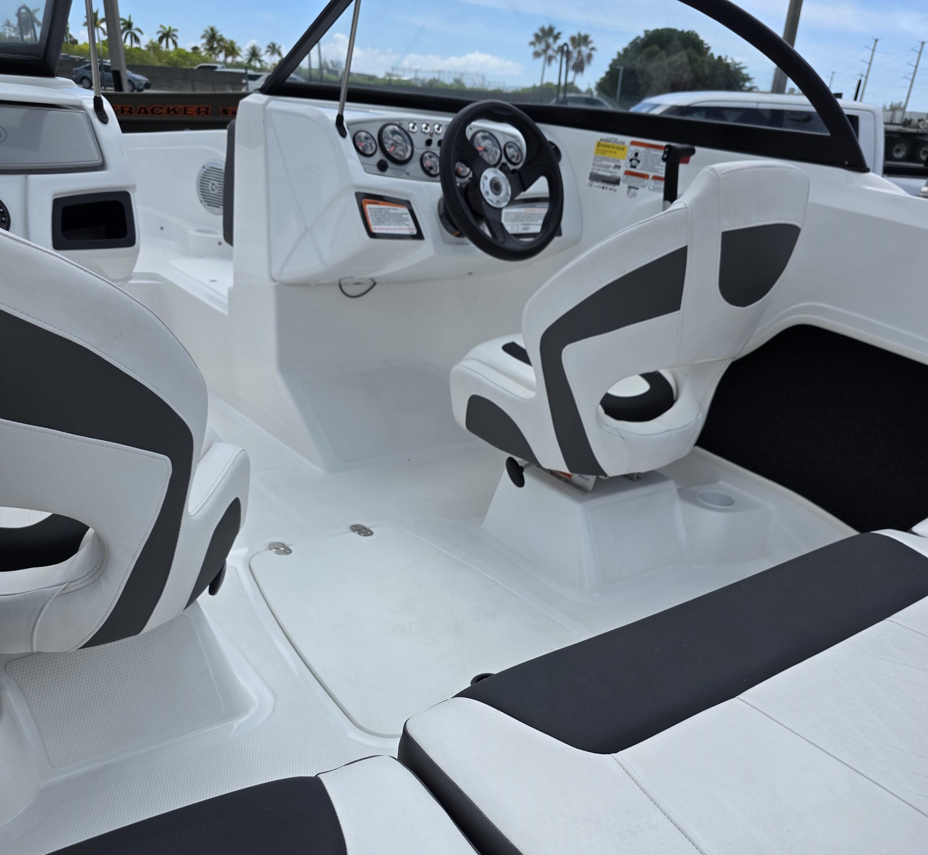 2024 Tahoe 185 S boat interior with modern dashboard and seating.