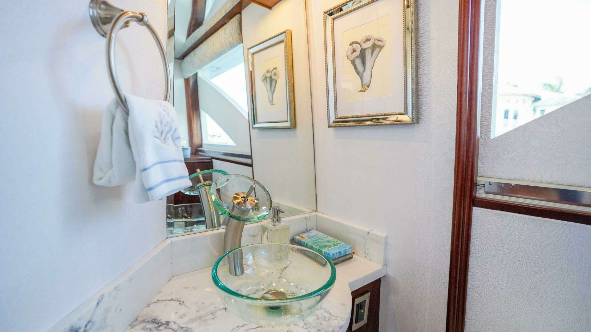 2004 Lazzara Yachts 80 SL - Image 36