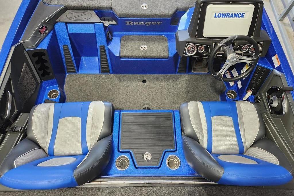 2022 Ranger Z519 Cup-Equipped boat interior with blue seats and Lowrance electronics.