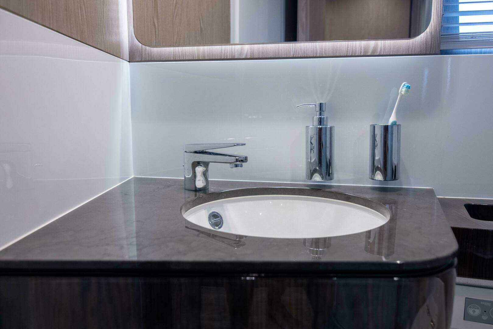2019 Azimut S7 - Image 40