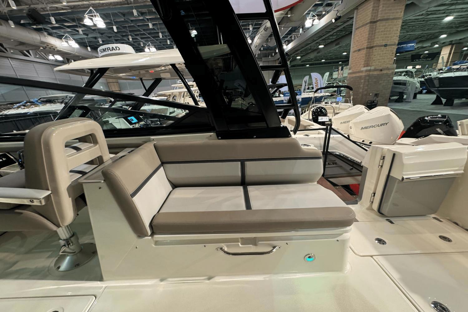 2025 Boston Whaler 330 Vantage - 17